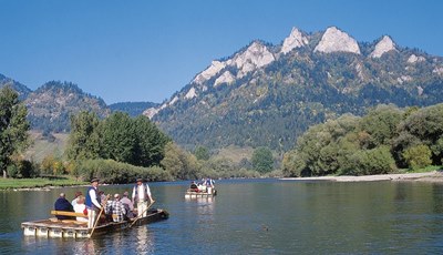 rafting through the Dunajec Gorge